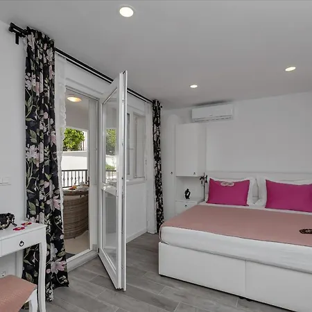 Luxurious Jube Makarska