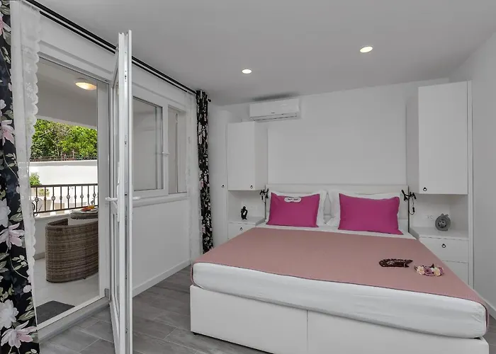 Luxurious Jube Makarska